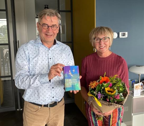 Aanbieding van de bundel door de uitgever.